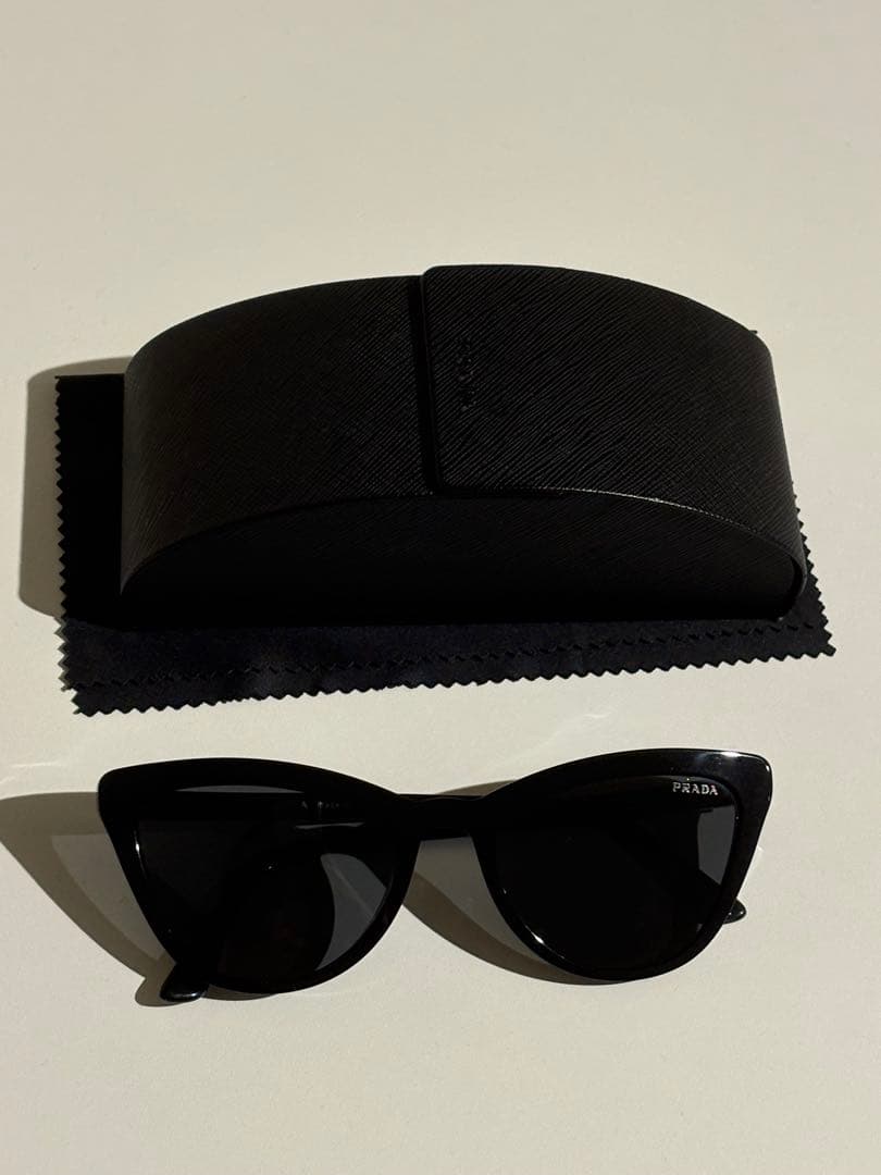 PRADA ブラック キャットアイ サングラス