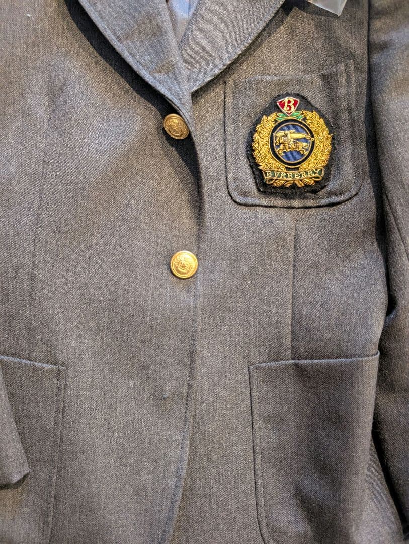 バーバリーキッズ スーツ ダークグレー120A ファミリア製エンジ色ネクタイ付