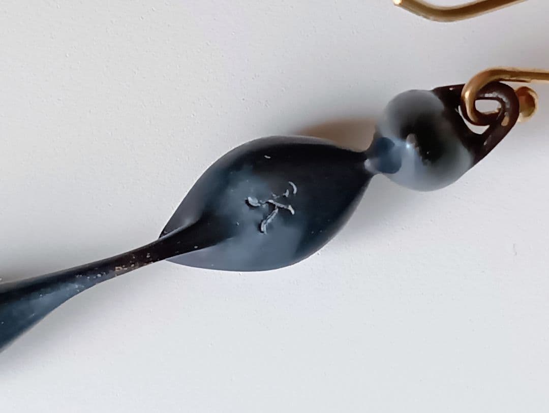 ガブリエラキス ピアス 羽根のない蜂 酸化青銅 14K 片方のみ