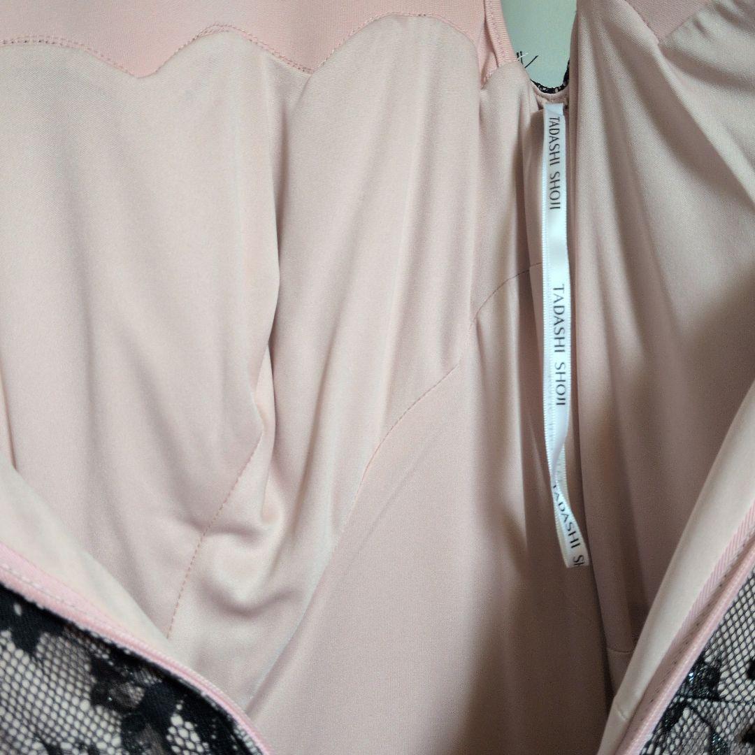 タダシショウジ ピンクと黒のレースタイトドレス