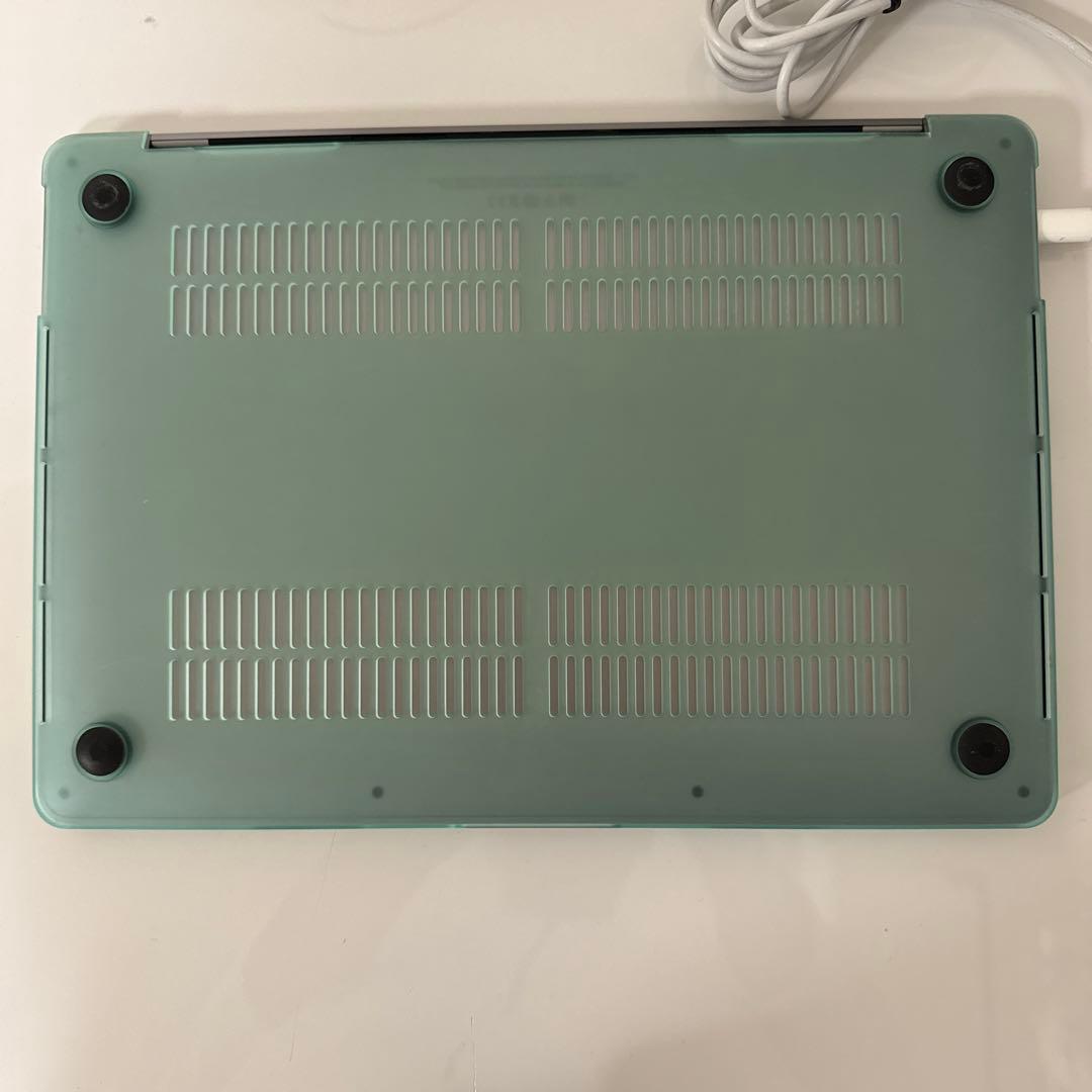 MacBook Pro 13インチ（2018年型）とカバー、アダプタ、ケーブル