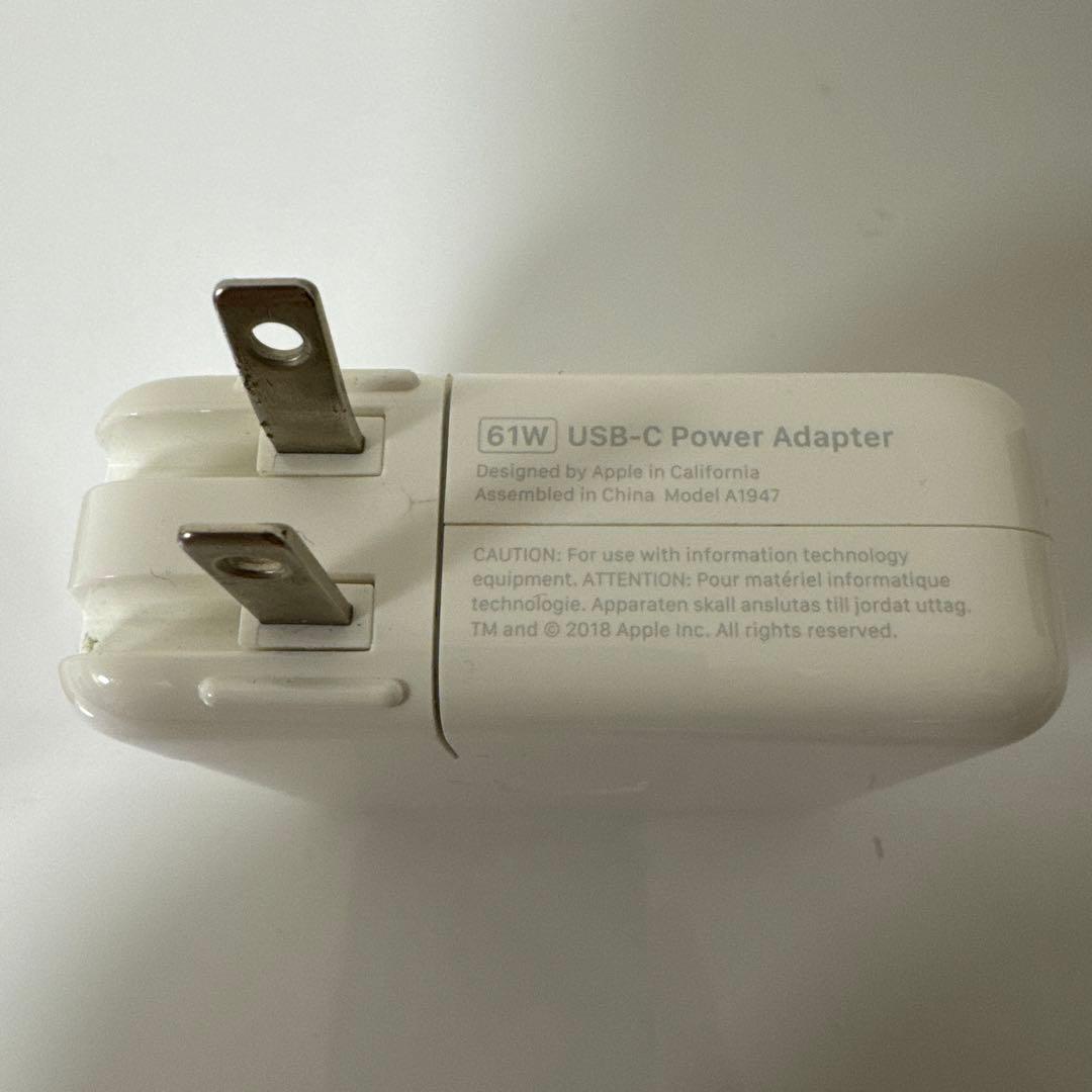 MacBook Pro 13インチ（2018年型）とカバー、アダプタ、ケーブル