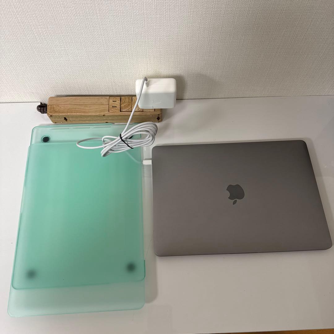 MacBook Pro 13インチ（2018年型）とカバー、アダプタ、ケーブル
