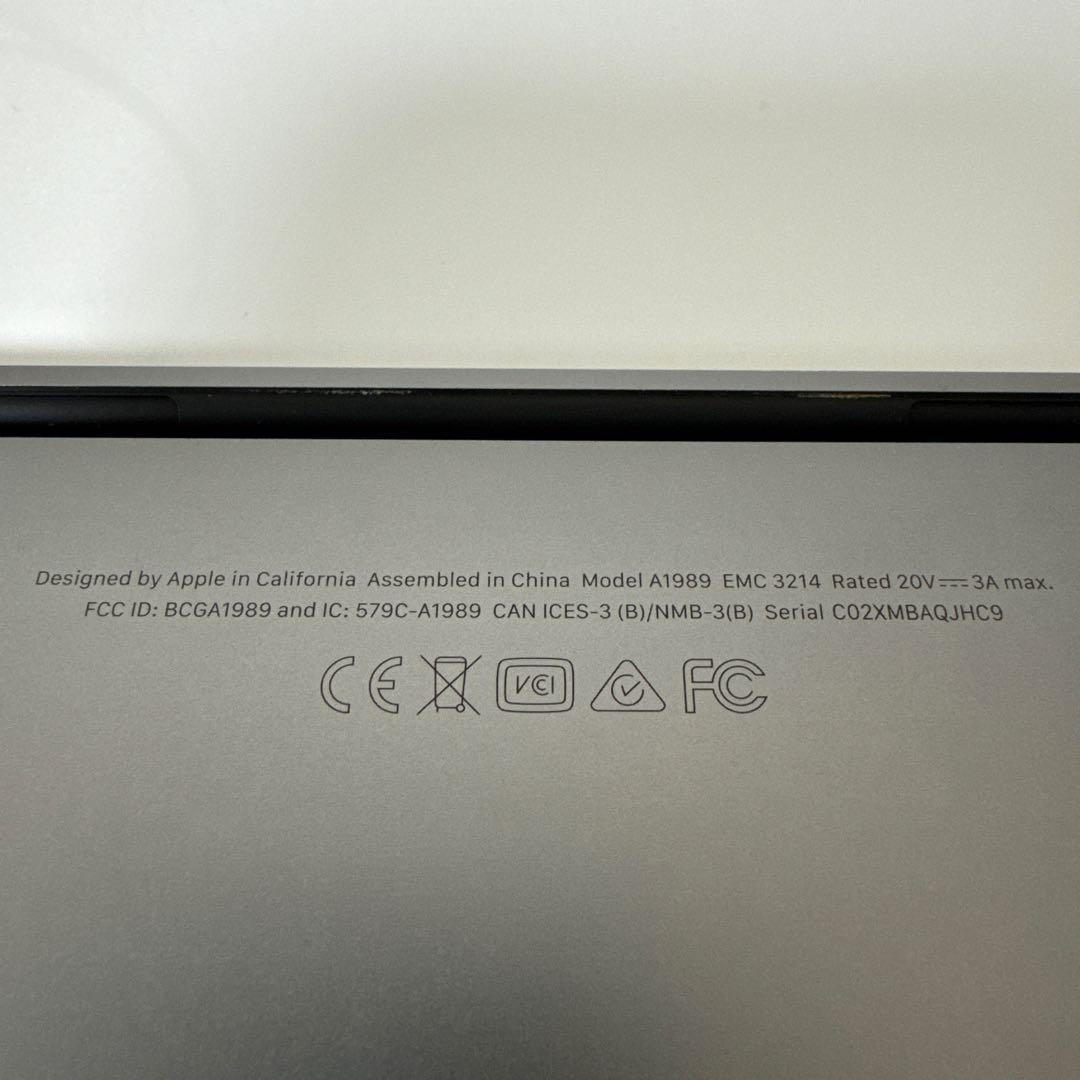 MacBook Pro 13インチ（2018年型）とカバー、アダプタ、ケーブル