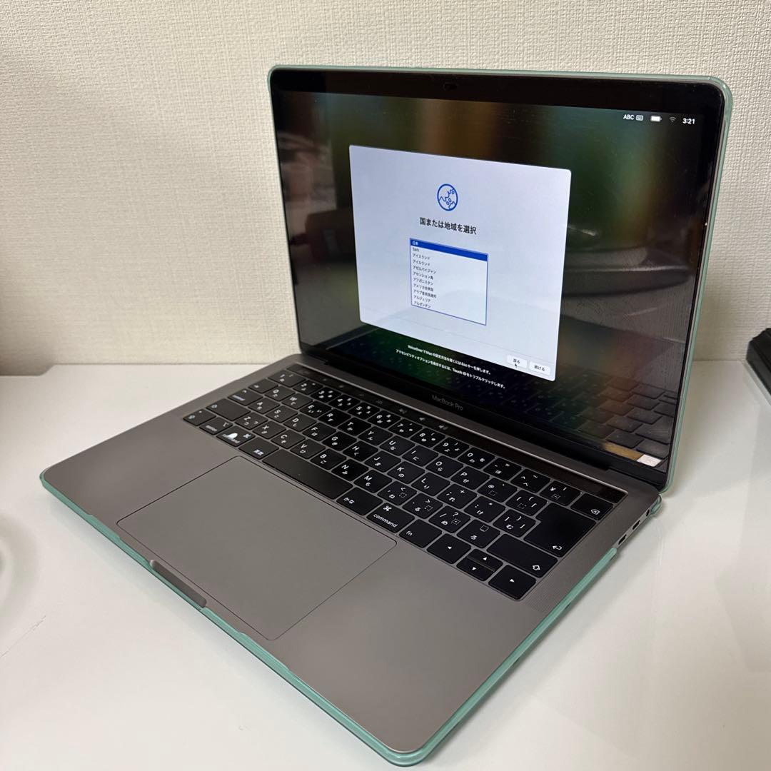 MacBook Pro 13インチ（2018年型）とカバー、アダプタ、ケーブル