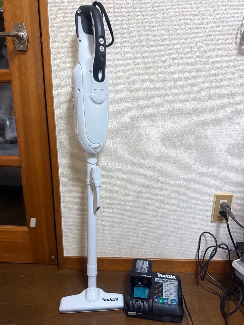 マキタ18V充電式クリーナCL142FD純正バッテリー、純正急速充電器付