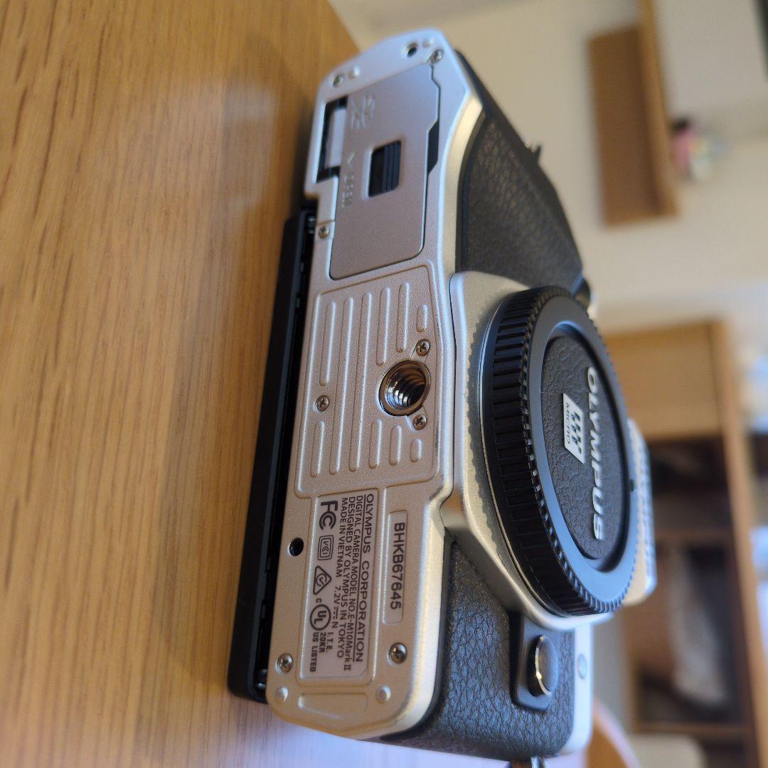 OLYMPUS OM-D E-M10 Mark 2 レンズ他おまけ※商品状態記載