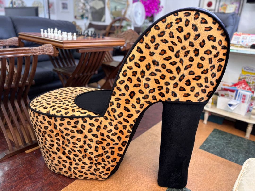 モダンヒョウ柄 ハイヒール型ソファインパクトのあるユニークなデザイン