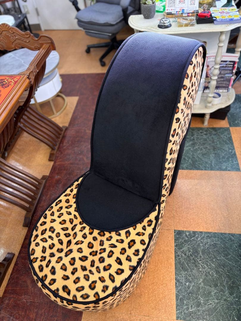 モダンヒョウ柄 ハイヒール型ソファインパクトのあるユニークなデザイン