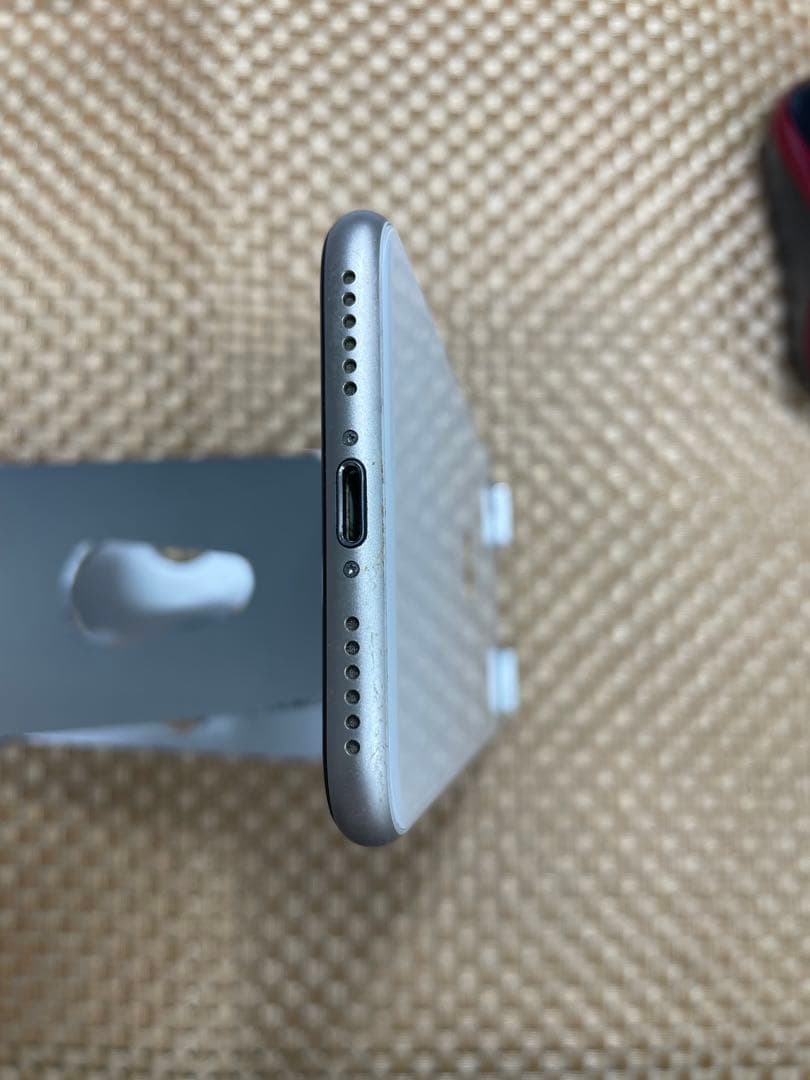 iPhone SE第3世代 64 GB スターライト SIMフリー【4415】