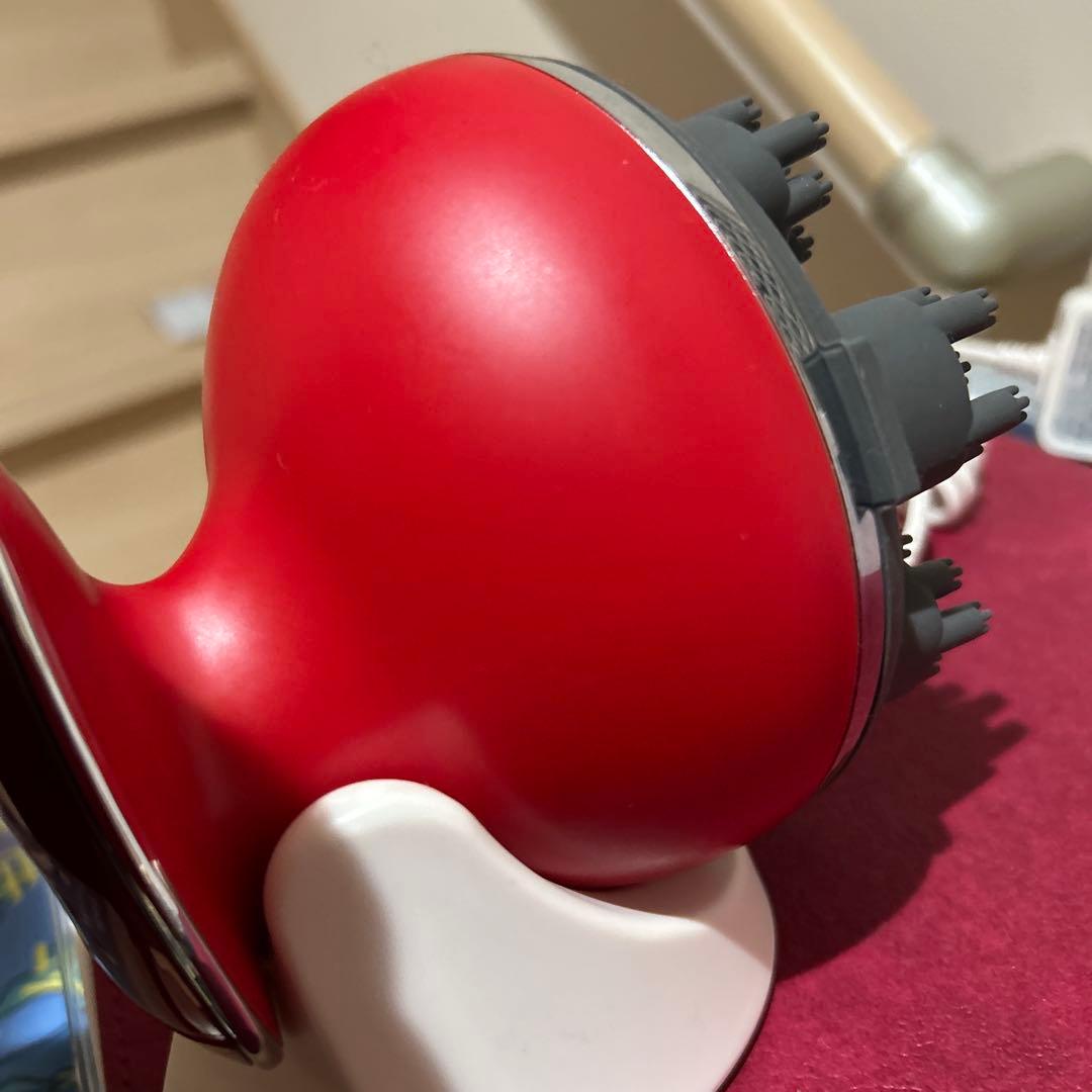 赤い卵型マッサージ器