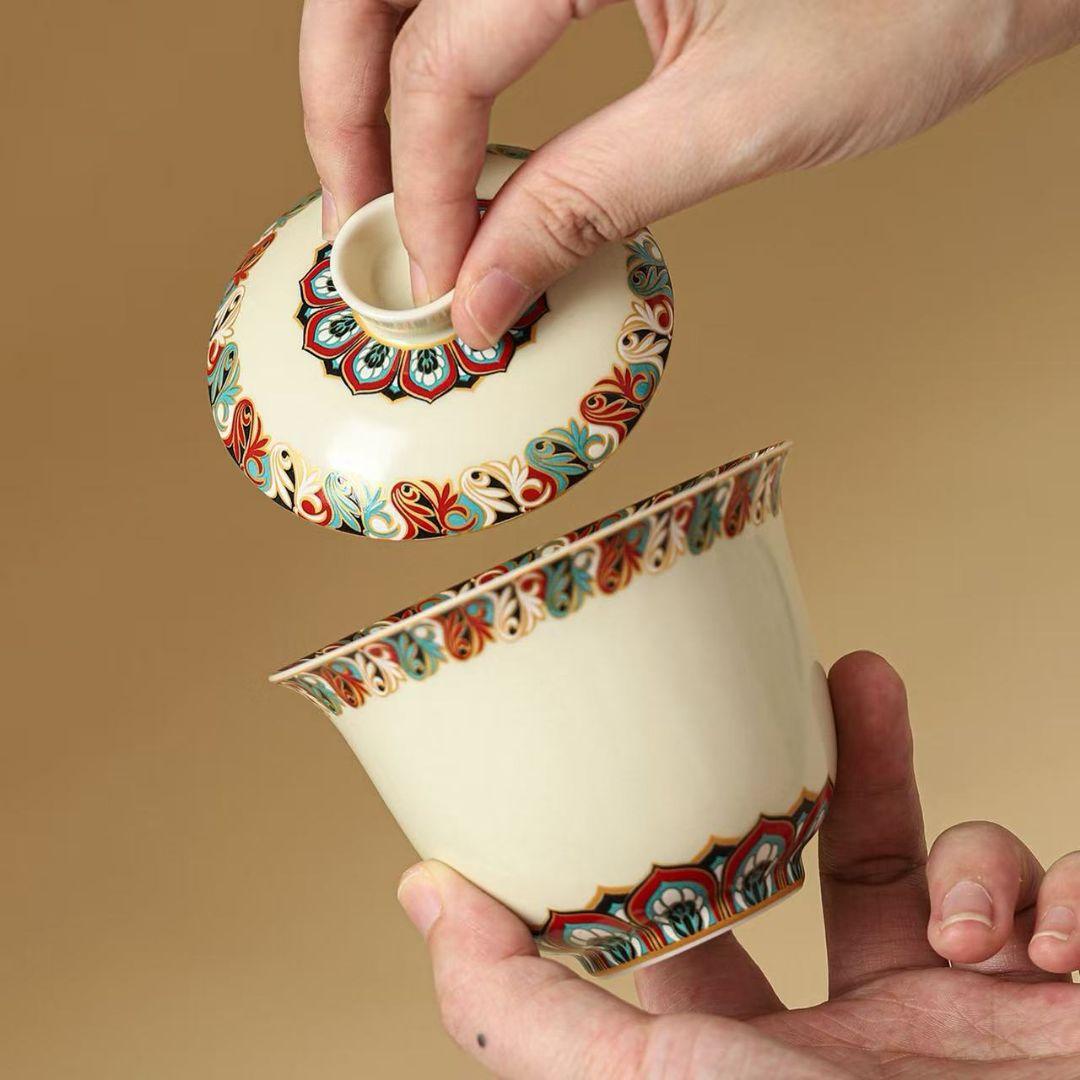 蓋付きクリーム色の装飾器