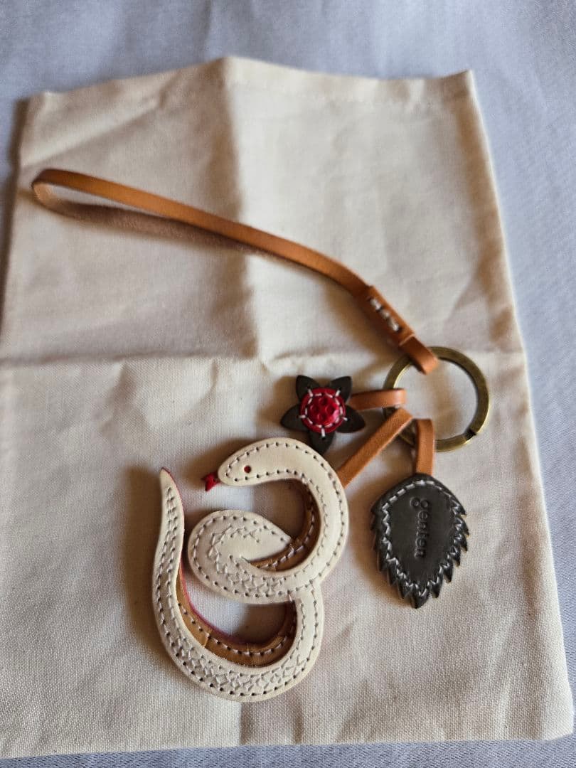 genten　ゲンテン　ワクワクチャーム　白ヘビ　【新品、未使用】