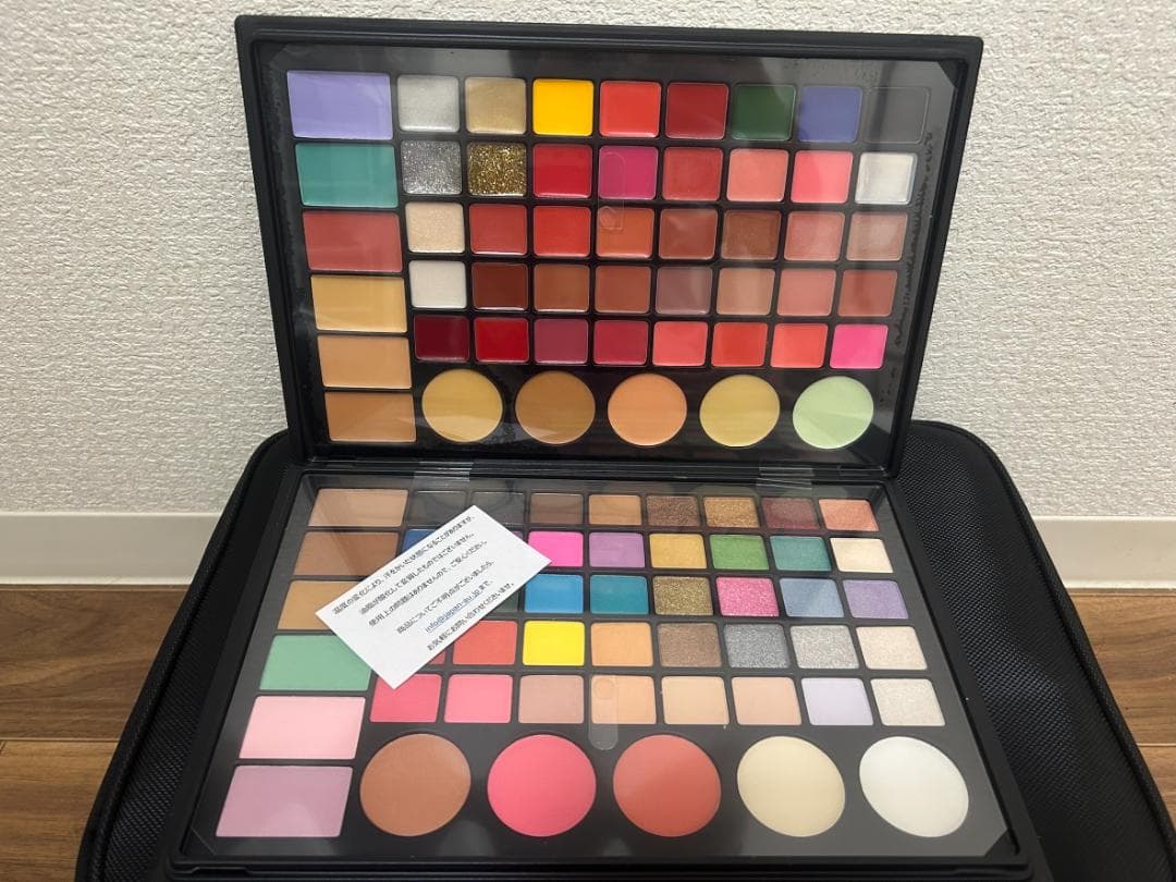 メイクパレットとブラシセット