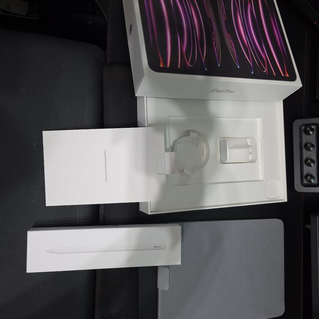 Apple iPad Pro(Pencil、ロジクールキーボード)