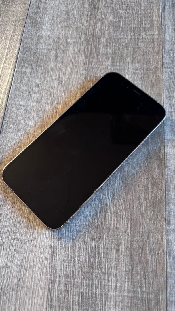 Apple iPhone 12 Pro ホワイト 本体　※画面に小さな傷あり