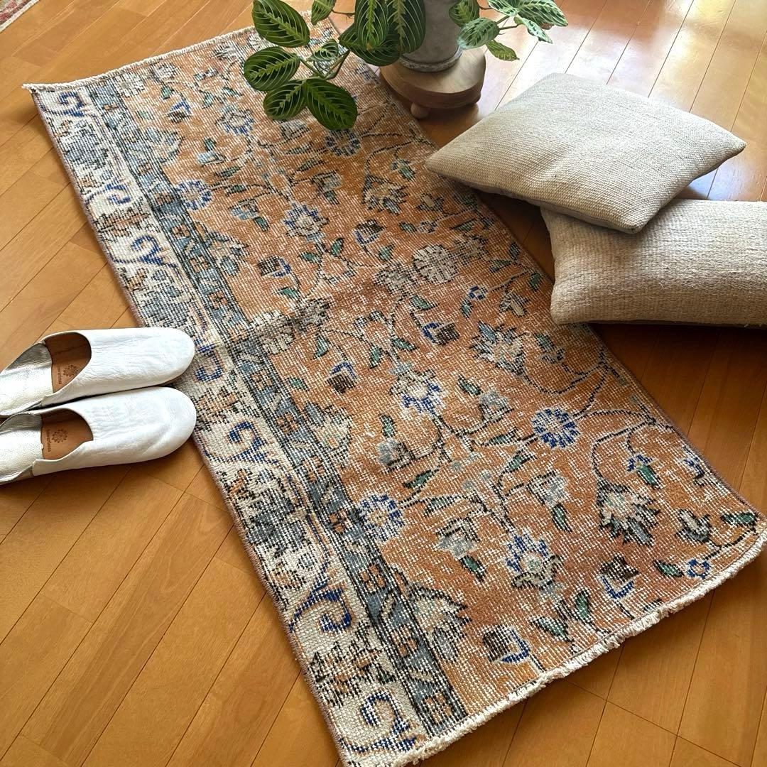 56×120ペールオレンジ　青い花　ボタニカル　トルコヴィンテージラグ