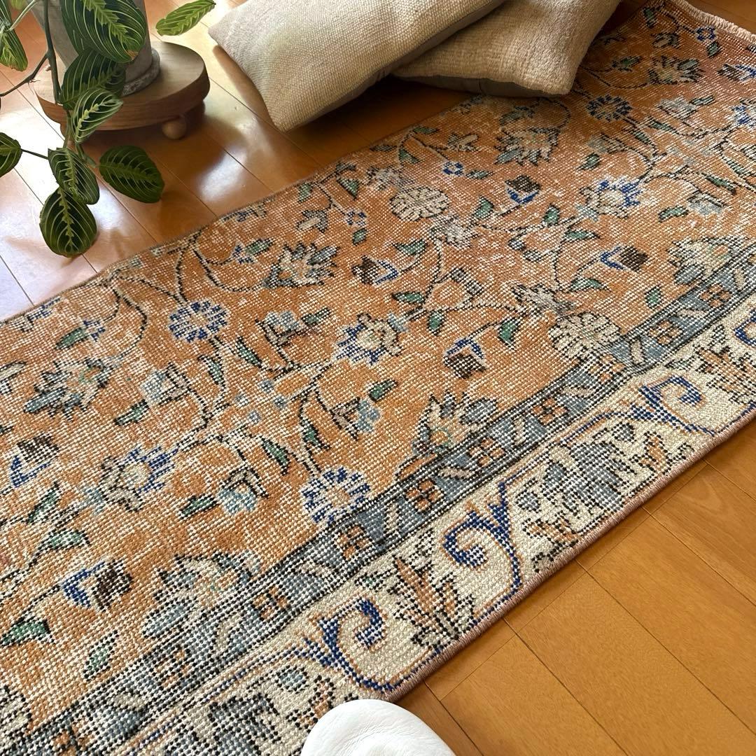 56×120ペールオレンジ　青い花　ボタニカル　トルコヴィンテージラグ