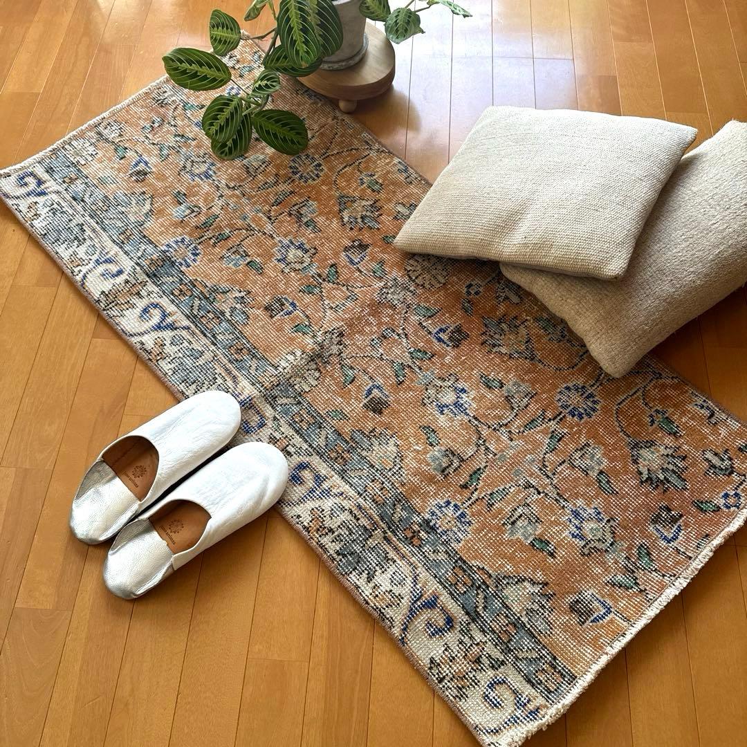 56×120ペールオレンジ　青い花　ボタニカル　トルコヴィンテージラグ