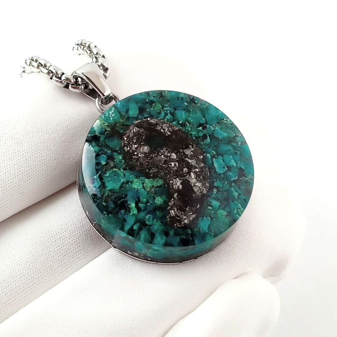 オルゴナイト｜強力パワー！！鉄質隕石×エリートシュンガイトの勾玉×クリソコラ