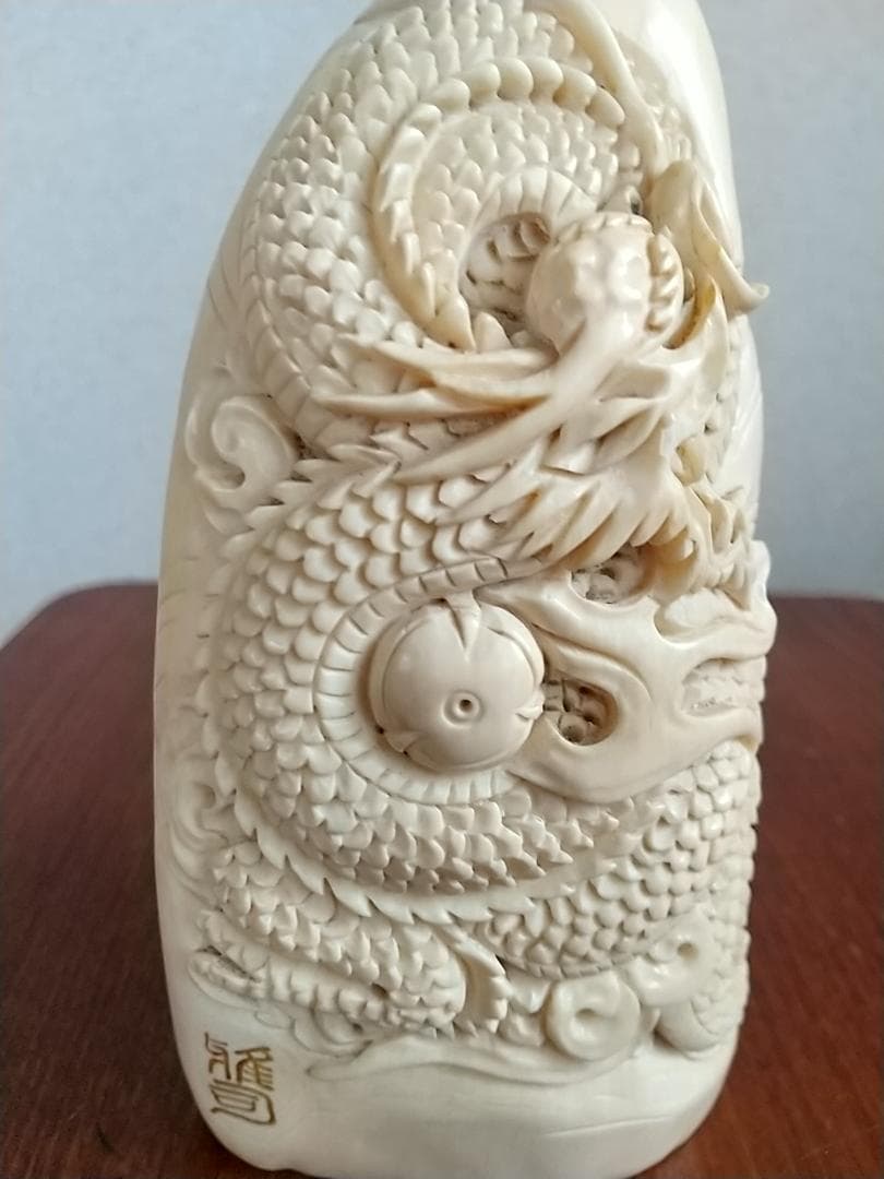抹香鯨の歯の置物（龍彫刻） 黒台座付き
