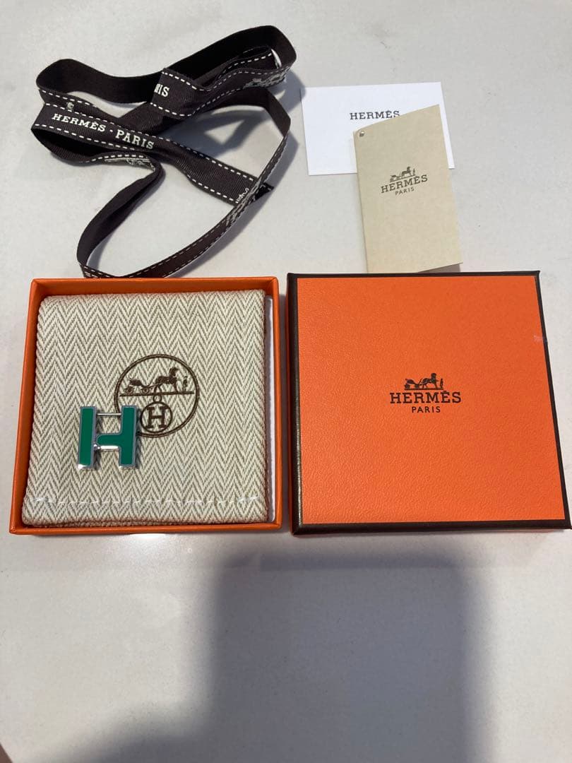 新品HERMESエルメス シングルピアス《H》ラッカーメタル パラディウム