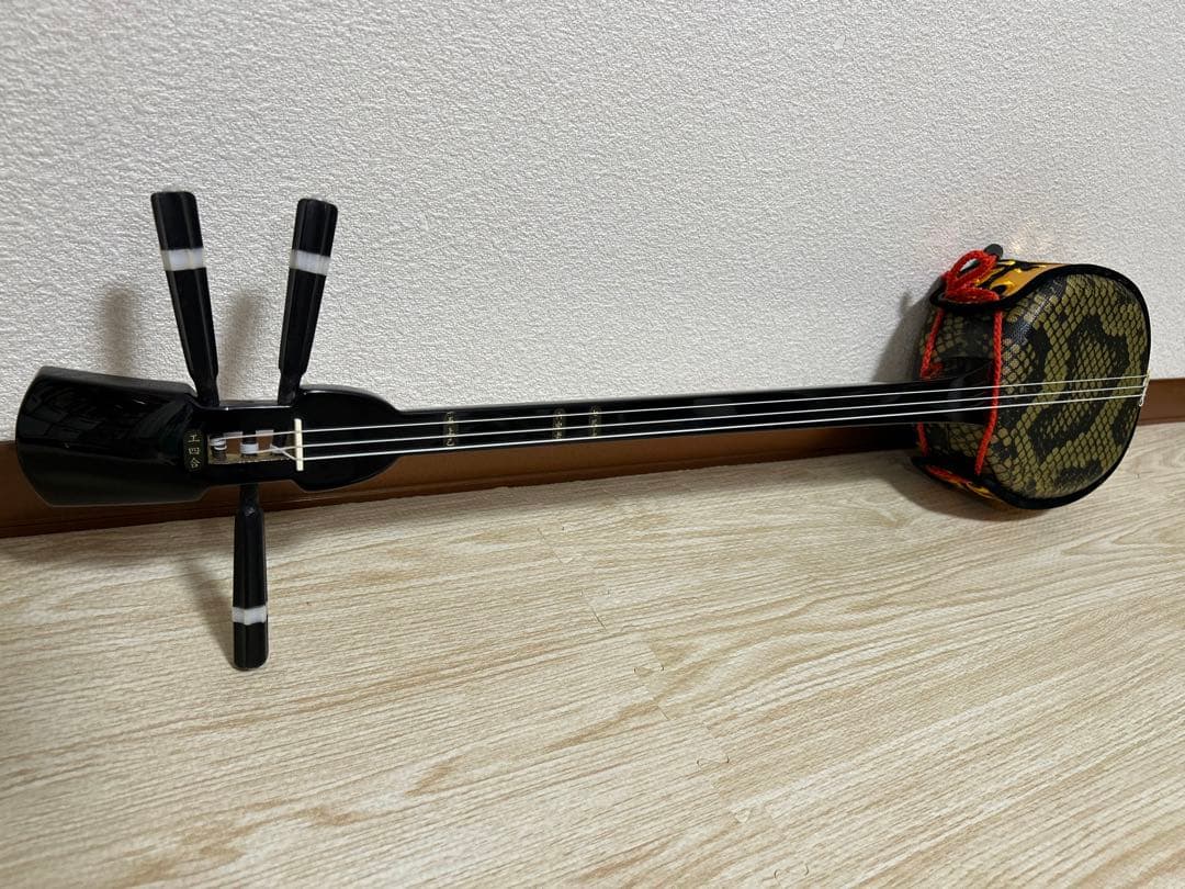 【美品】沖縄三線 人工皮 フィンガーピック・KORG(コルグ)チューナー付き