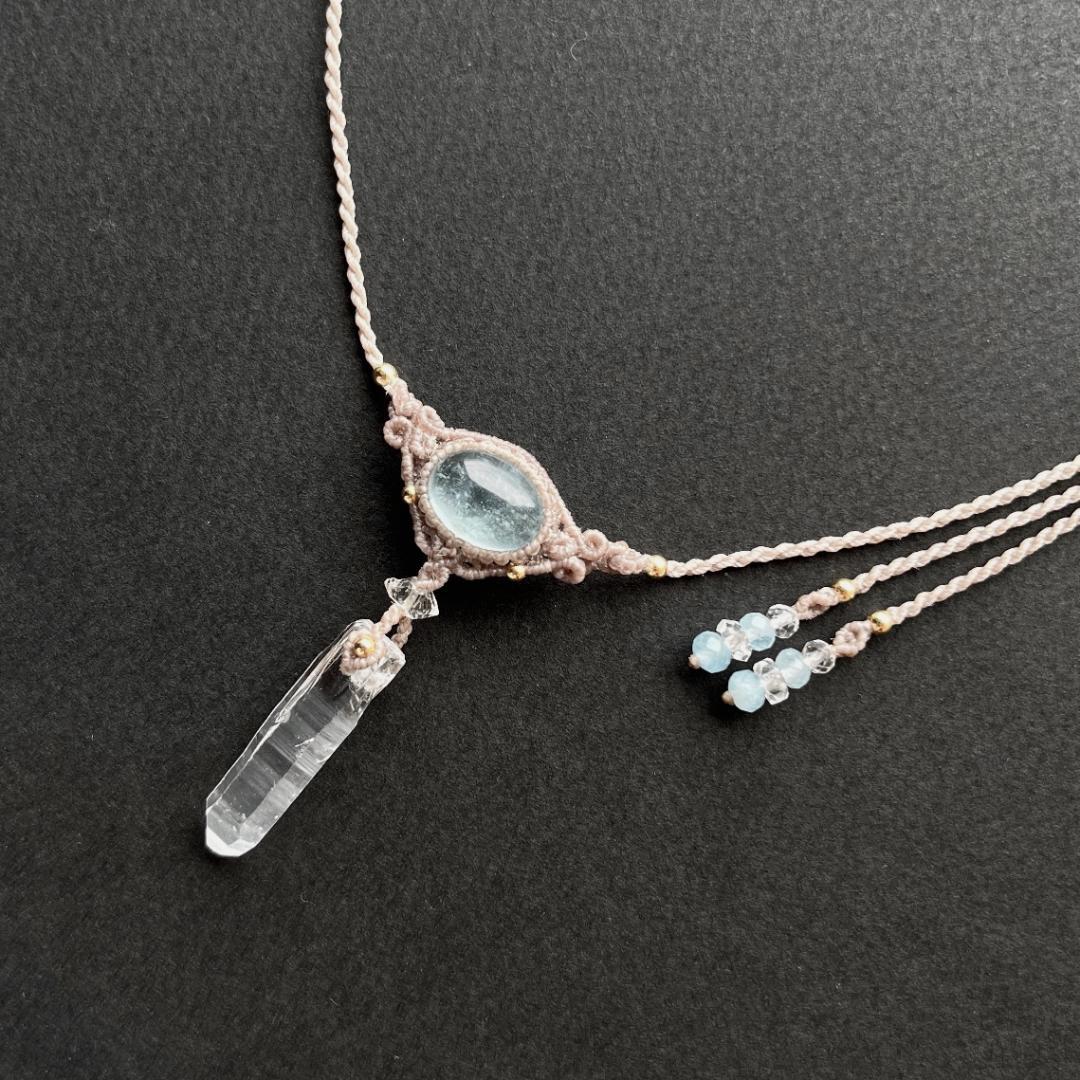 ヒマラヤ産クリスタル+アクアマリンのマクラメ編み 天然石ネックレス