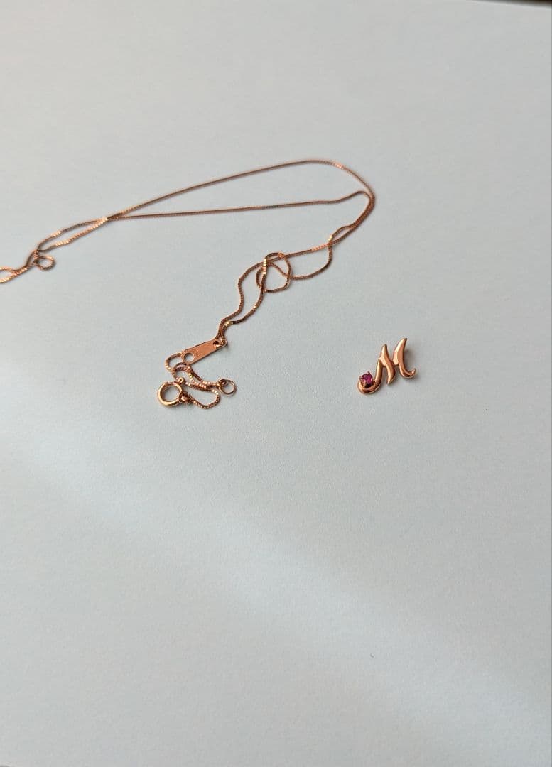 K10 イニシャル　M ルビー　ピンクゴールド　40㌢　天然石