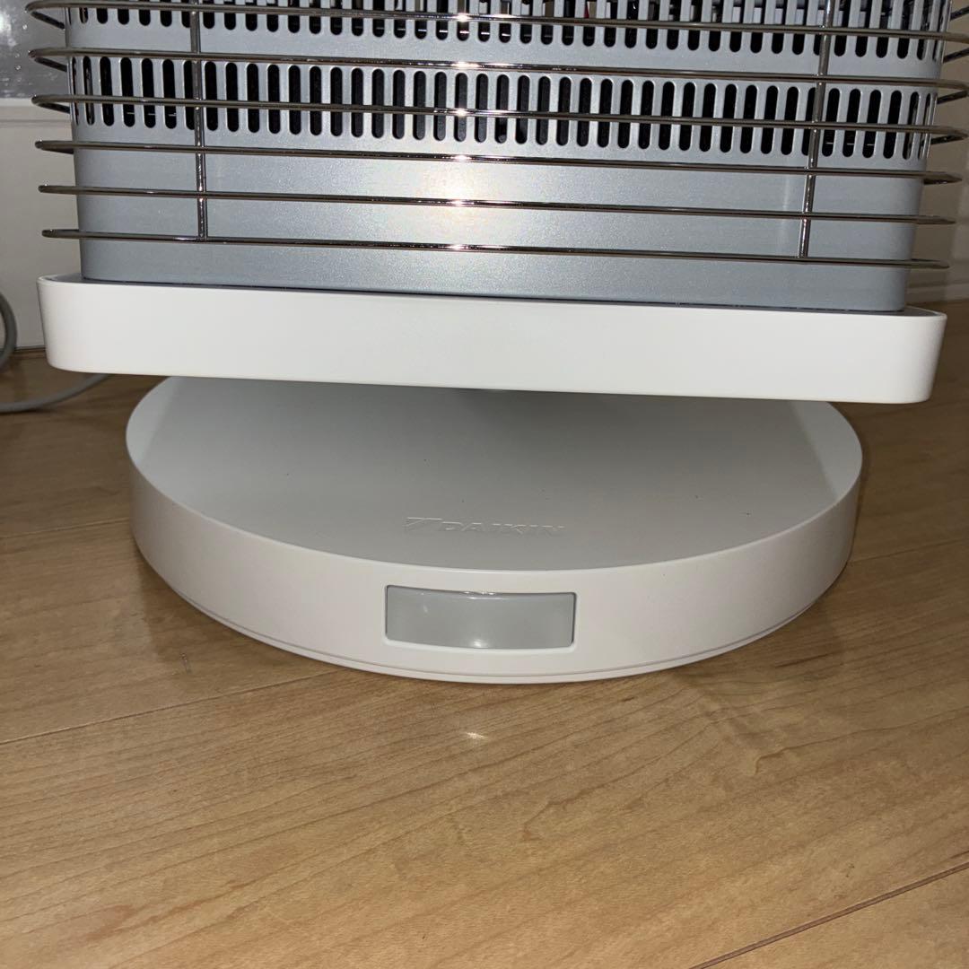 まだまだ寒い！ダイキン遠赤外線暖房機セラムヒート 「ERFT11ZS-W」