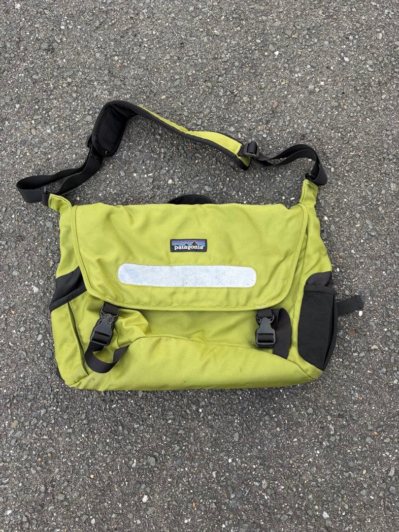 Patagonia ハーフマスバッグ　メッセンジャーバッグ グリーン