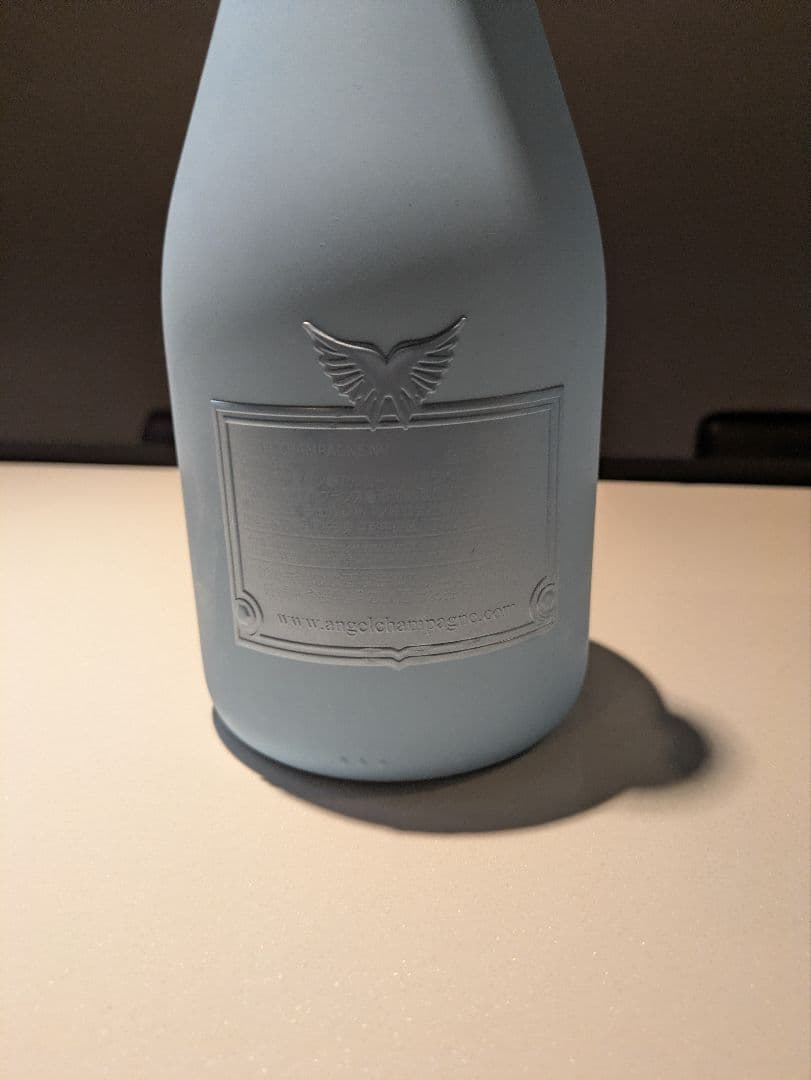 エンボス加工のライトブルーガラスボトル