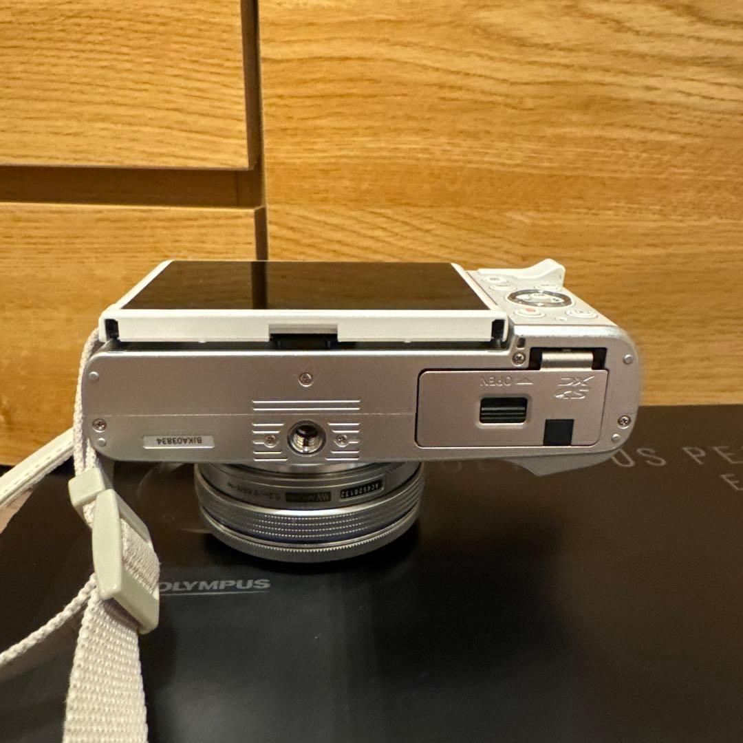 OLYMPUS PEN E-P7 ホワイト　本体(レンズキット)