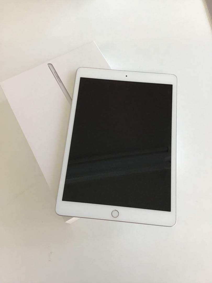 Apple iPad 第８世代 32G シルバー