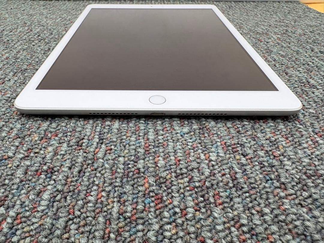 【美品】【100%】 iPad 第8世代　Wi-Fi + Cellularモデル