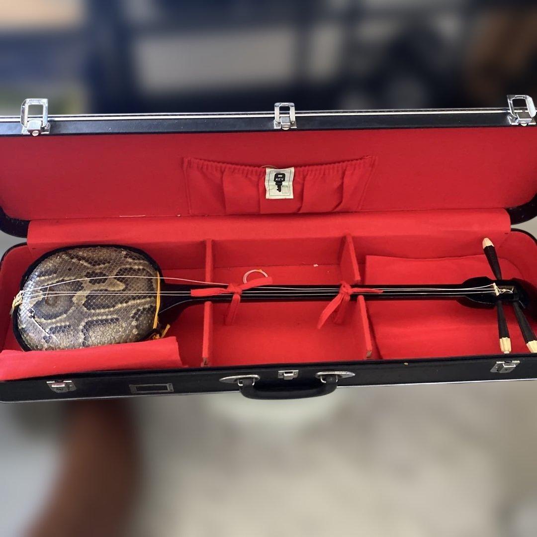 三線 蛇皮 ケース付き 破損あり