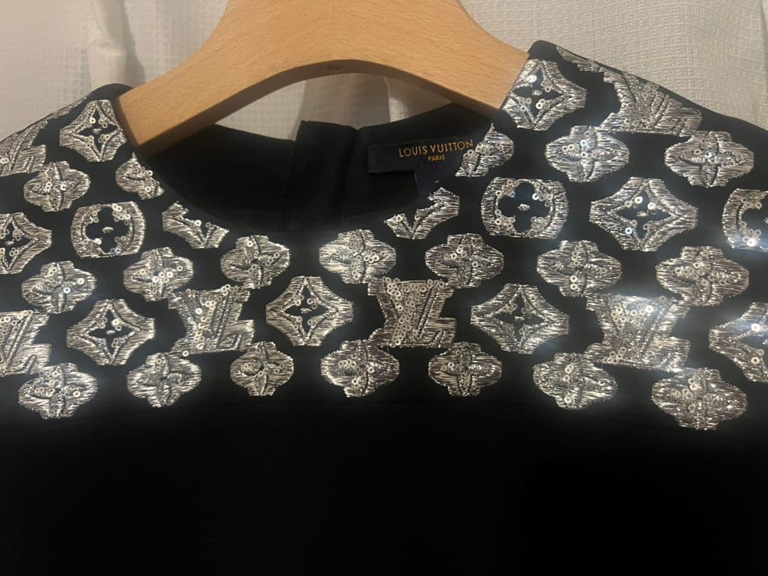 桃 月 豪華ルイビトンロゴ刺繍ワンピース クリスマスディナーにもモデル