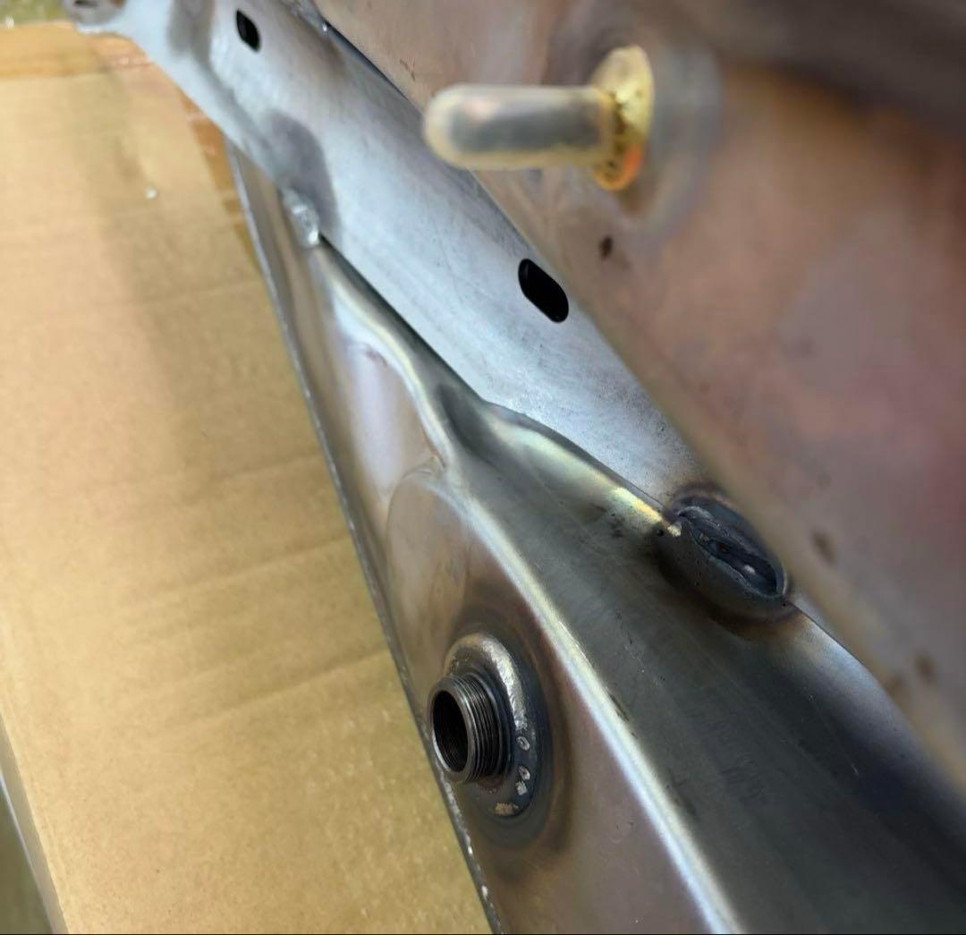 スポーツスター　04〜06 キングガスタンク　新品未使用未塗装　xl1200