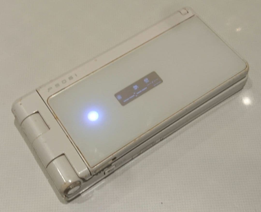 レア ドコモ docomo P906i ホワイト ガラケー ガンダム アプリ多数