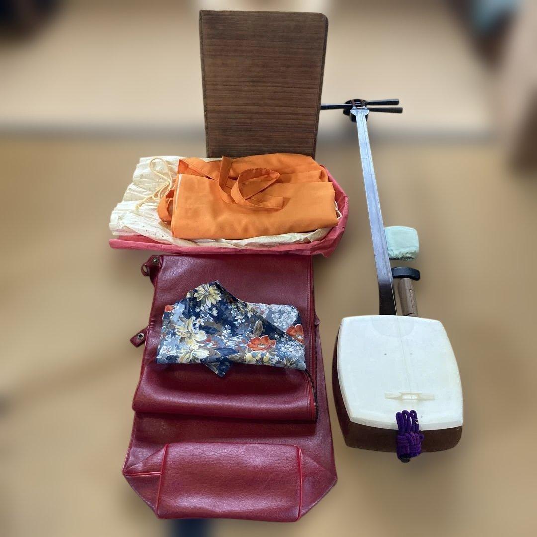 三味線1棹と収納用長袋、三味線の￼ソフトケース及び三味線2丁立箱1箱の4点セット