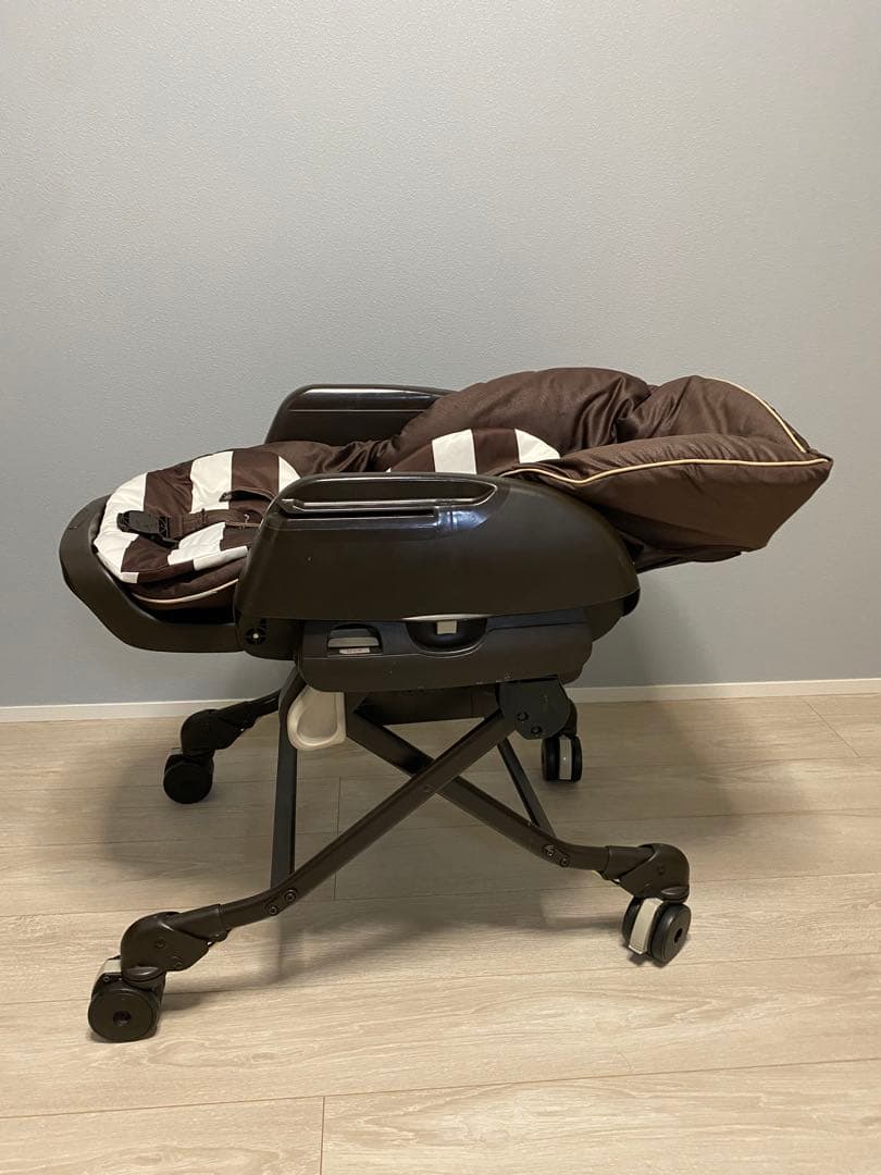 Combi ネムリラ　4キャスAT スイングチェア　自動　ハイローチェア