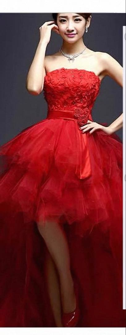 赤のフリル付きパーティードレス