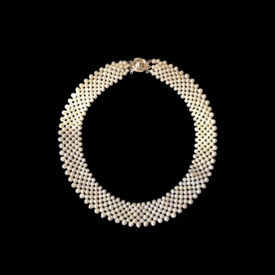 上品でフェミニンなパールネックレス