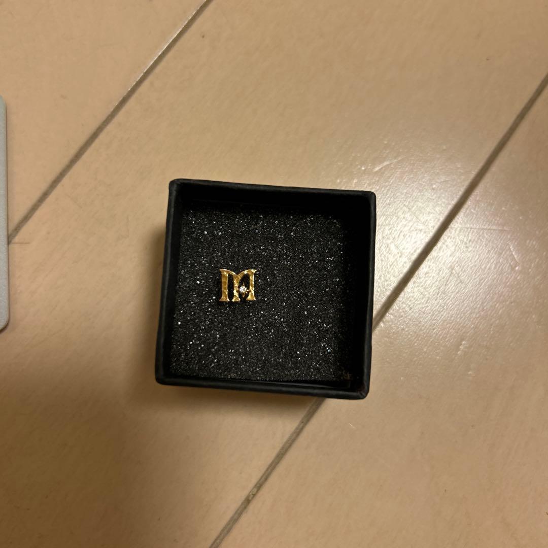 ピアス　シングル　イニシャル　M
