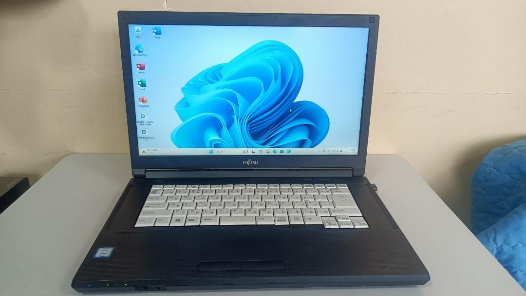 美品ノートパソコンFUJITSU第八世代Corei5 SSD512Gメモリ16G