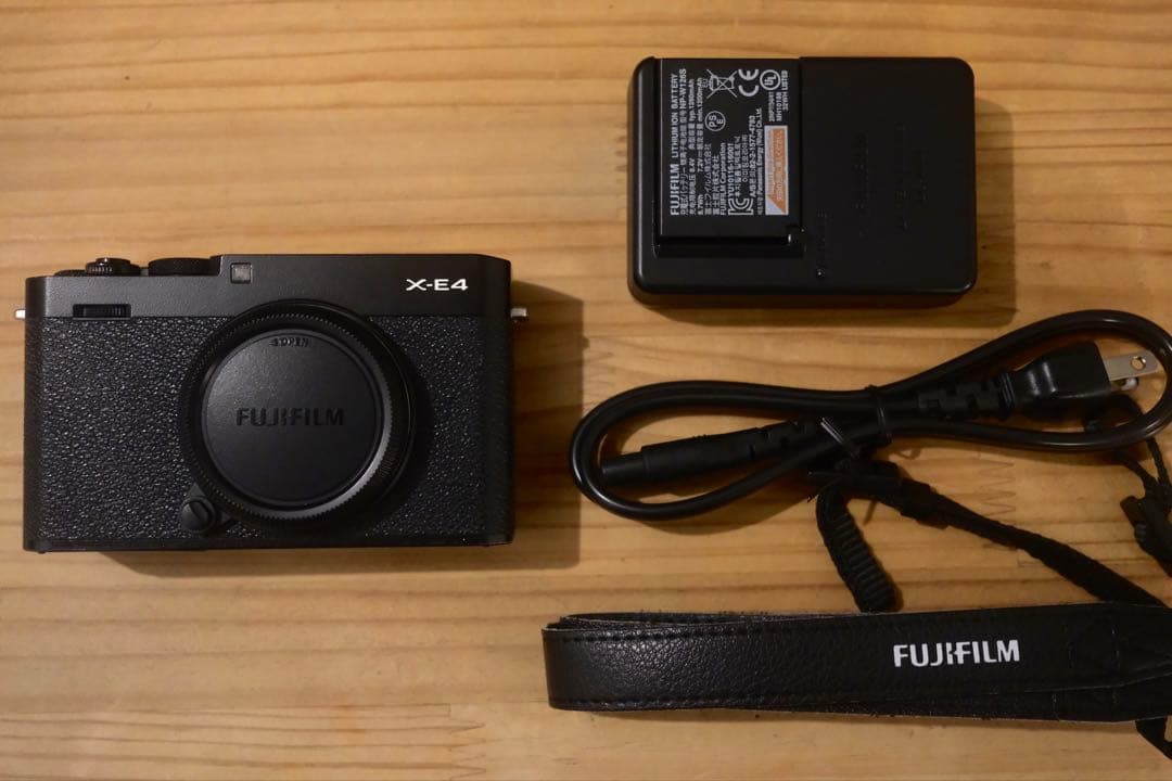 富士フイルム FUJIFILM X-E4 ミラーレスカメラ 本体 ブラック　黒