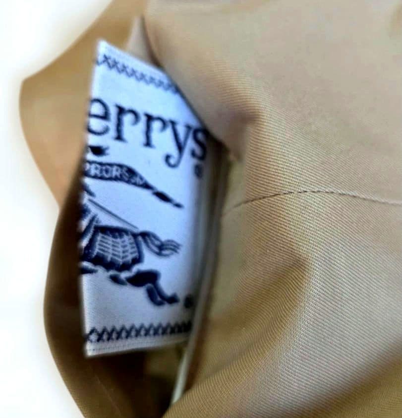 未使用品【バーバリー】リバーシブルベスト　ベージュ×ノバチエックチェック柄 М