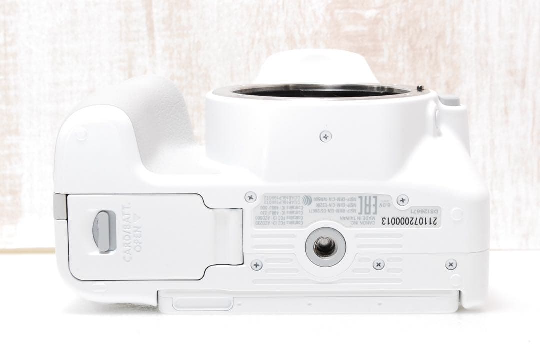 むら　Canon Kiss X9 ホワイト