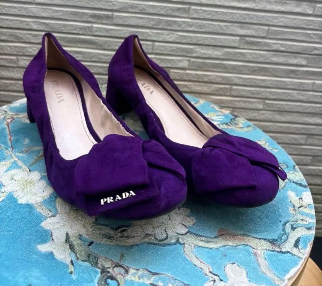 PRADA パープルスエードリボンパンプス｜クラシックでフェミニンな名品