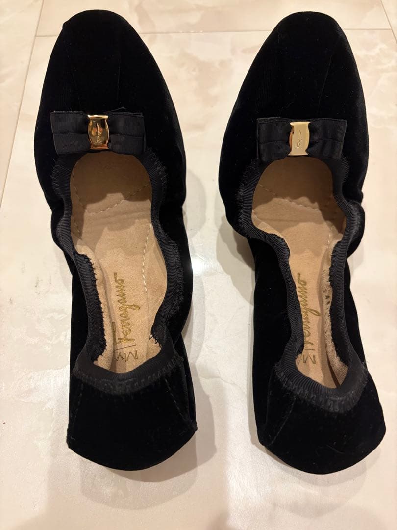 フェラガモ ヴァラ　バレエシューズ　ブラック